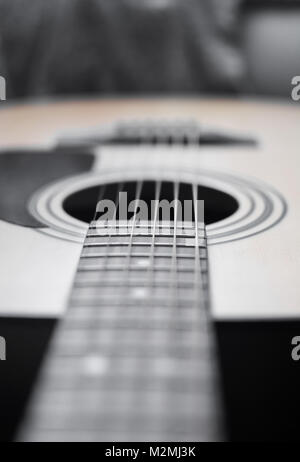 Gitarre Detail Nahaufnahme von fret, Griffbrett, Stifte, Pins, Streicher, Sattel, sound Loch ... Stockfoto