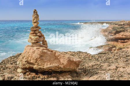 Cairn Turm und plätschernden Wellen am Cap de Salines, Süden Mallorcas. Stockfoto