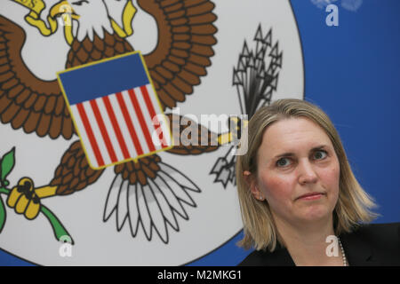 Baku, Aserbaidschan. 07 Feb, 2018. Stellvertretender Staatssekretär für Europäische und Eurasische Angelegenheiten Bridget Brink auf einer Pressekonferenz in Baku, Jan. 07, 2018. Die rufen Sie uns an Aserbaidschan, freie und faire Wahlen in Übereinstimmung mit seiner Verfassung und internationale Verpflichtungen der Credit: Aziz Karimov/Pacific Press/Alamy Leben Nachrichten halten Stockfoto