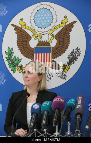 Baku, Aserbaidschan. 07 Feb, 2018. Stellvertretender Staatssekretär für Europäische und Eurasische Angelegenheiten Bridget Brink auf einer Pressekonferenz in Baku, Jan. 07, 2018. Die rufen Sie uns an Aserbaidschan, freie und faire Wahlen in Übereinstimmung mit seiner Verfassung und internationale Verpflichtungen der Credit: Aziz Karimov/Pacific Press/Alamy Leben Nachrichten halten Stockfoto