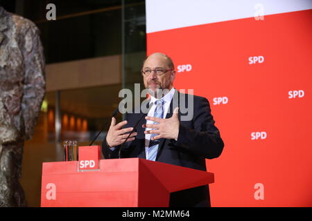 Berlin, Deutschland. 07 Feb, 2018. SPD-Chef Martin Schulz übergibt Vorsitz an die Partei der Fraktionsvorsitzende Andreas Nahles. Andrea Nahles wäre die erste Frau an der Spitze der SPD sein. Unter anderem Martin Schulz erklärte, dass er will, dass Außenminister in eine neue große Koalition und, dass ein Prozess der Erneuerung ist notwendig, innerhalb der SPD zu werden. Das Foto zeigt Martin Schulz Quelle: Simone Kuhlmey/Pacific Press/Alamy leben Nachrichten Stockfoto