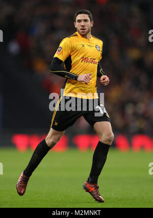 Ben Tozer von Newport County während des Emirates FA Cup, viertes Spiel im Wembley Stadium, London. DRÜCKEN SIE VERBANDSFOTO. Bilddatum: Mittwoch, 7. Februar 2018. Siehe PA Geschichte FUSSBALL Tottenham. Bildnachweis sollte lauten: Adam Davy/PA Wire. EINSCHRÄNKUNGEN: Keine Verwendung mit nicht autorisierten Audio-, Video-, Daten-, Fixture-Listen, Club-/Liga-Logos oder „Live“-Diensten. Online-in-Match-Nutzung auf 75 Bilder beschränkt, keine Videoemulation. Keine Verwendung in Wetten, Spielen oder Veröffentlichungen für einzelne Vereine/Vereine/Vereine/Spieler. Stockfoto