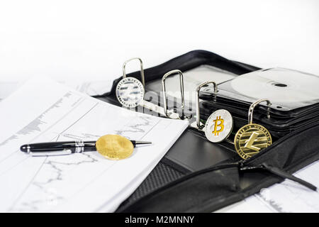 Abstrakte cryptocurrency Foto. Einige crypto Münzen auf Dokumente. Stockfoto