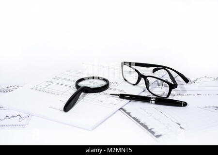 Abstrakte Foto von Dokumenten. Dokumente auf weißen Tisch mit einigen Dekorationen. Büro arbeiten. Business Daily job. Stockfoto