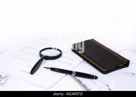 Abstrakte Foto von Dokumenten. Dokumente auf weißen Tisch mit einigen Dekorationen. Büro arbeiten. Business Daily job. Stockfoto