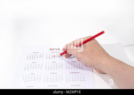 Valentinstag abstrakten Foto. Kalender mit Bleistift auf weißem Hintergrund. Stockfoto