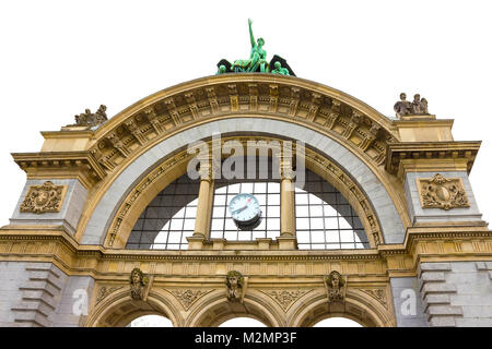 Luzern, Schweiz - Der Bogen vor dem Eingang zum Bahnhof Luzern. Der Bogen wurde nach dem Hauptportal der alte Bahnhof Luzern, durch einen Brand im Jahre 1971 zerstört Stockfoto