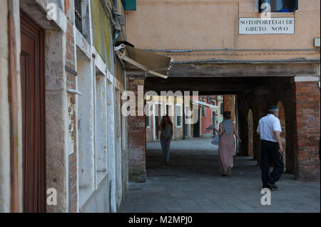 Venedig, Italien. Jüdische Ghetto, Cannareggio. Der Mensch ist die Eingabe in der Synagoge. Stockfoto