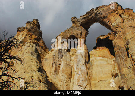 Schöne Grosvenor Arch an einem stürmischen Tag. In Utah, USA fotografiert. Stockfoto