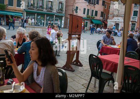 Venedig, Italien. Touristen sitzen am Tisch eines Restaurants in Campo Margherita, Dorsoduro. Stockfoto