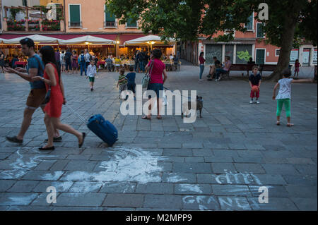 Venedig, Italien. Kinder Kinderfahrrad in Campo Margherita, Dorsoduro. Stockfoto