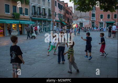 Venedig, Italien. Kinder Kinderfahrrad in Campo Margherita, Dorsoduro. Stockfoto