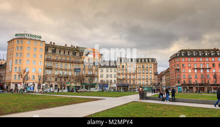 Straßburg, Frankreich, 28. Dezember 2017: Straße Atmosphäre auf dem Bahnhof Platz (Place de la Gare), wo die Menschen an einem Wintertag zu Fuß Stockfoto