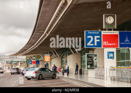 Roissy in der Nähe von Paris, Frankreich, 08. Oktober, 2017: warten die Menschen außerhalb der 2F Terminal am Flughafen Roissy Charles de Gaulle auf einen Tag fallen Stockfoto