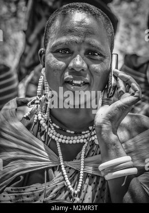 Massai-frau auf Handy in Schwarz & Weiß in Tansania, Afrika in den Kilimanjaro Region Stockfoto