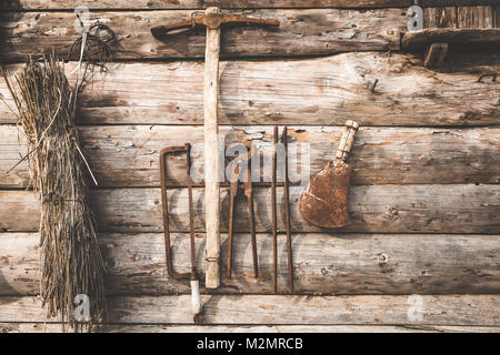Sammlung von Vintage rusty Tools auf einem alten hölzernen Hintergrund angezeigt. Getönten Bild. Stockfoto