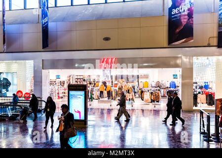 Ein H M Hennes Mauritz Speichern in einer Mall in New York NY USA Stockfotografie Alamy