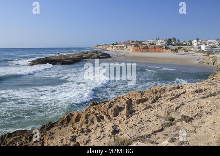 COSTA BLANCA, SPANIEN - 24. JULI 2012: Cala Capitan Strand an einem windigen Tag am 24. Juli 2012 in La Zenia, Costa Blanca, Spanien. Stockfoto