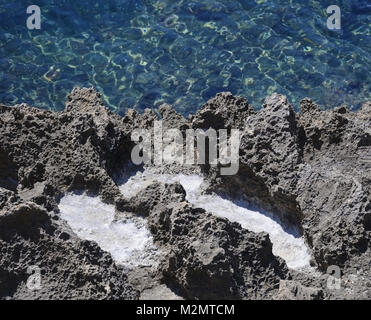 Salz Niederschlag in erodiert Schwarz oxidiert Kalkstein Hohlräume in der Nähe von salzhaltigen Umgebung auf Mallorca Im Mittelmeer Ozean. Stockfoto