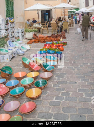 SANTANYI, Mallorca, Balearen, SPANIEN AM 2. NOVEMBER 2013: Bunte Keramik auf der Santanyi Markt an einem bewölkten Tag angezeigt am 2. November 2013 auf Mallorca, Stockfoto