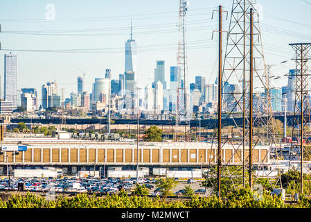 Kearny, USA - 27. Oktober 2017: industriellen Fabrik USPS Dominick V Daniels Verarbeitung und Distribution Center in New Jersey mit stadtbild Skyline von Stockfoto