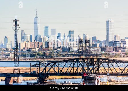 Kearny, USA - Oktober 27, 2017: Industrielle Blick von New Jersey mit stadtbild Skyline von Manhattan, New York City, New York City Stockfoto