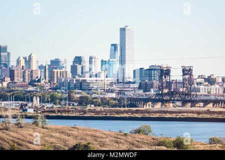 Kearny, USA - Oktober 27, 2017: Industrielle Blick von New Jersey mit stadtbild Skyline von Manhattan, New York City, New York City Stockfoto