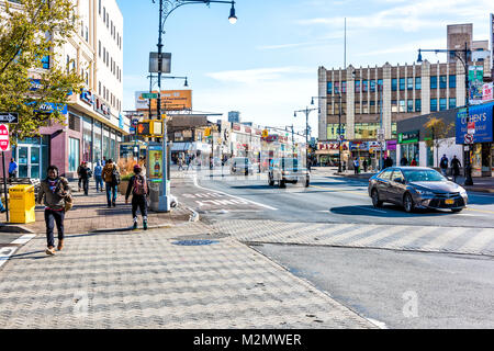 Bronx, USA - Oktober 28, 2017: Überqueren der Straße in Fordham Höhen Center, New York City, NEW YORK CITY morgen, Autos, sonnigen Tag Stockfoto