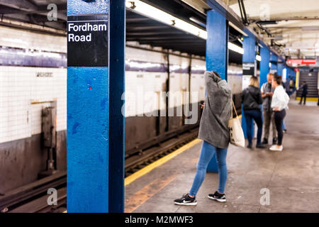 Bronx, USA - Oktober 28, 2017: U-Bahnsteig in der U-Bahn in New York City Transit Bronx Fordham Road Höhen mit Zeichen auf Fliesen- wand closeup Stockfoto