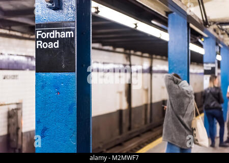 Bronx, USA - Oktober 28, 2017: U-Bahnsteig in der U-Bahn in New York City Transit Bronx Fordham Road Höhen mit Zeichen auf Fliesen- wand closeup Stockfoto