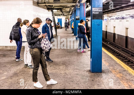 Bronx, USA - Oktober 28, 2017: U-Bahnsteig in der U-Bahn in New York City Transit Bronx Fordham Road Höhen mit Vorzeichen, viele Menschen Stockfoto