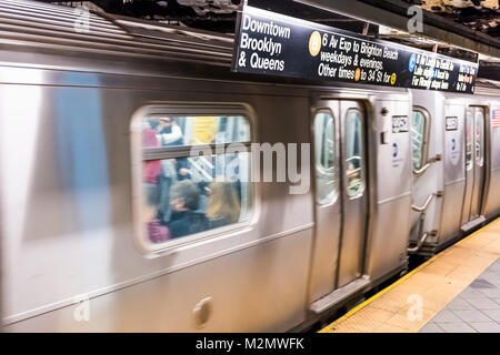 New York City, USA - Oktober 28, 2017: Die Menschen in der U-Plattform Transit in NYC U-Bahn Station auf der Fahrt mit dem Zug, verschlossenen Türen in Bewegung Stockfoto