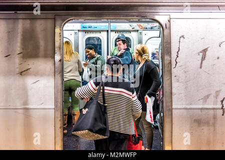 New York City, USA - Oktober 28, 2017: Die Menschen in der U-Plattform Transit in NYC U-Bahn Station auf der Fahrt mit dem Zug, Menschen zusammengepfercht Masse mit o Stockfoto