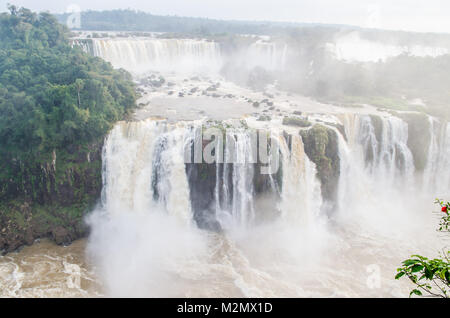 Foz do Iguaçu, Paraná, Brasilien - 30/06/2017: Blick auf die Iguazu Wasserfälle auf dem Weg der Trail mit viel Wasser fließt. Stockfoto