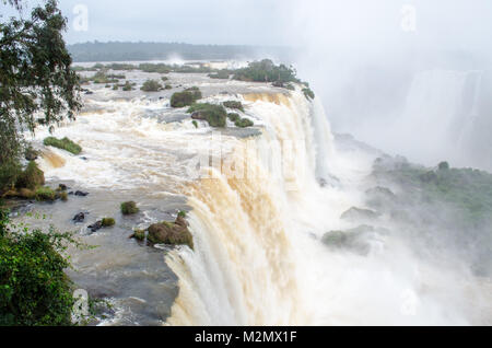 Foz do Iguaçu, Paraná, Brasilien - 30/06/2017: Blick auf die Iguazu Wasserfälle auf dem Weg der Trail mit viel Wasser fallen. nach oben. Stockfoto