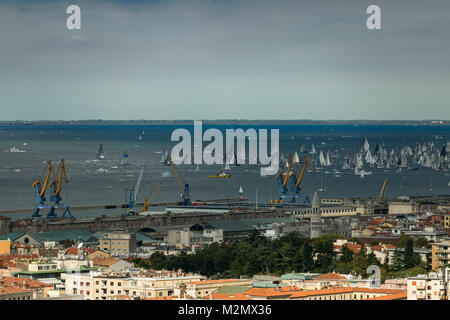 Triest, Italien. Über 2000 der Segel Yacht in der Adria während der barcolana Regatta 2017. Die größte Segel yacht Regata in der Welt. Stockfoto