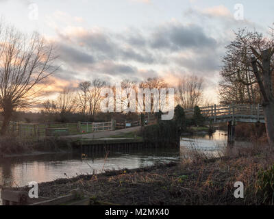 Flatford Mill River Brücke natur Sonnenuntergang Herbst Winter sky, Essex, England, Großbritannien Stockfoto