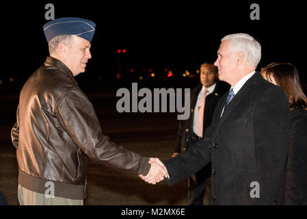 Generalleutnant Jerry S. Martinez, Kommandeur der United States Forces Japan begrüßt Vizepräsident der Vereinigten Staaten Michael R. Pence während seiner Ankunft am Yokota Air Base, Japan, Feb 6, 2018. Während in Japan, Pence erwartet wird japanische Beamte einschließlich Premierminister Shinzo Abe zu besuchen, Treffen mit Truppen, und die Adresse yokota Air Base service Mitglieder vor der überschrift nach Südkorea für die Pyeongchang 2018 Winter Olympics. (U.S. Air Force Foto von älteren Flieger Donald Hudson) Stockfoto