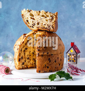 Italienische festliches Brot panetton mit Schokolade auf dem Tisch für Weihnachten dekoriert. Traditionelle New Year's Dessert Stockfoto