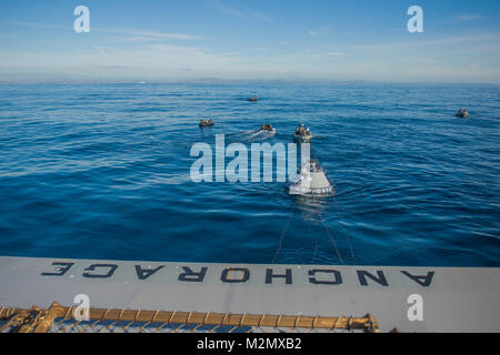 180121-N-UG 232-493 PAZIFISCHEN OZEAN (Jan. 21, 2018) U.S. Navy Matrosen mit der USS San Antonio (LPD 18), USS Anchorage LPD (23), besondere Boot Team 12 und die Beseitigung von Explosivstoffen Mobile Unit 3 Unterstützung der Abruf der Orion test Artikel an Bord der San Antonio Klasse amphibious Transport dock USS Anchorage LPD (23). Anchorage ist unterwegs zur Unterstützung der NASA Orion Raumschiff unterwegs Recovery Test 6 (URT-6). (U.S. Marine bekämpfen Kamera Foto von Chief Massenkommunikation Spezialist Martin Wright) Stockfoto