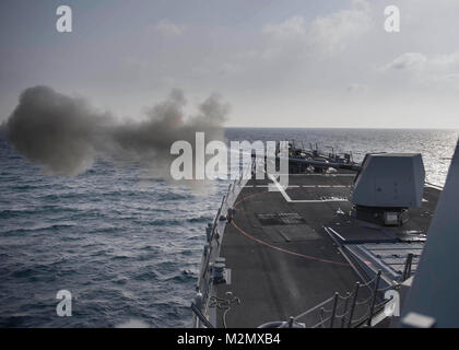 180122-N-IA 905-1016 Arabische Meer (Jan. 22, 2018) Die geführte Anti-raketen-Zerstörer USS Preble (DDG88) Brände eine Markierung 45 5-Zoll Pistole während einer Live-fire Übung. Preble ist mit der Theodore Roosevelt Carrier Strike Group in die USA 5 Flotte Bereich für Maßnahmen zur Erhöhung der Sicherheit im Seeverkehr im Einsatz Verbündeten und Partnern zu beruhigen und der Freiheit der Schiffahrt und des freien Handels in der Region erhalten. (U.S. Marine Foto von Mass Communication Specialist 3. Klasse Morgan K. Nalle/Freigegeben) Stockfoto