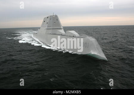 180201-N-N 2201-001 Badewanne, Maine (Feb. 1, 2018) Der Marine Zerstörer, der nächsten Generation die Zukunft USS Michael Monsoor (DDG 1001), erfolgreich abgeschlossen. Die US-Marine Board der Inspektions- und Umfrage überprüft das Schiff und seine Besatzung während einer Reihe von Demonstrationen sowohl pier Seite und im Gange, die Bewertung der Schiffbau und die Einhaltung der Marine Spezifikationen. (U.S. Marine Foto mit freundlicher Genehmigung von Bath Iron Works/Freigegeben) Stockfoto