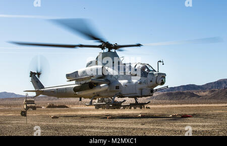 Ein Bell AH-1Z Viper nimmt an einem Vorwärts Bewaffnung und Tanken Punkt bei Marine Corps Air Ground Combat Center, Twentynine Palms, Calif., Feb 4, 2018, als Teil der integrierten Übung 2-18. Der Zweck von ITX ist eine anspruchsvolle, realistische Umgebung, produziert combat ready"-Kräfte, die als integrierte Magtf zu erstellen. (U.S. Marine Corps Foto von Pfc. William Chockey) Stockfoto