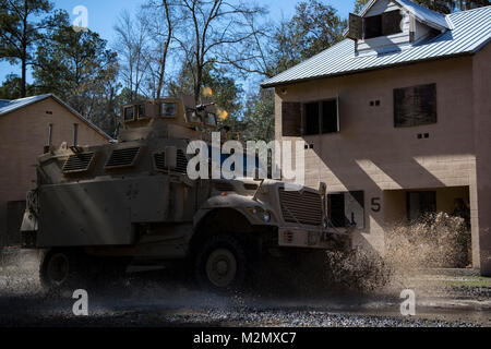 Flieger in die 820Th Base Defense Gruppe eine Mine - beständig, Hinterhalt-geschützten Fahrzeug während einer Fähigkeiten Demonstration, Feb 5, 2018, bei Moody Air Force Base, Ga die Immersion entworfen wurde, die 23 d's Führung zu einem besseren Verständnis der 820th BDG Mission, Fähigkeiten und Ausbildungsbedarf zu geben. (U.S. Air Force Foto von älteren Flieger Daniel Snider) Stockfoto