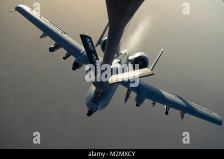 Ein US Air Force A-10 Thunderbolt II empfängt von einem KC-135 Stratotanker, die 340 Expeditionary Air Refuelling Squadron Loslösung 1 zugewiesen, während einer Betankung Mission über Afghanistan, 31.01.2018. Us Air Forces Central Command neu ausgerichtet Airpower zu USFOR - ein kombiniertes - gemeinsame Bereich der Operationen (CJOA) verstärkte Maßnahmen zur Unterstützung der entschlossenen Unterstützung der Mission und den Betrieb, die die Freiheit des Sentinel zu unterstützen. (U.S. Air Force Foto von Tech. Sgt. Paul Labbe) Stockfoto