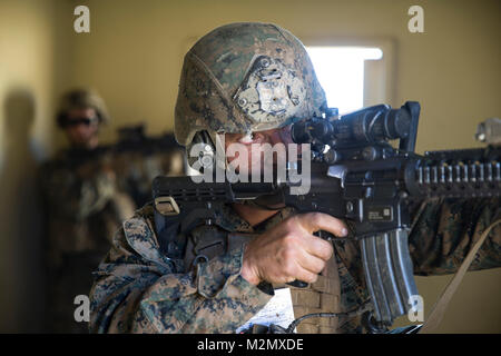 Ein US-Marine mit Kilo Firma, Bataillon Landung Team (BLT), 3.BATAILLON, 1. Marine Regiment Sehenswürdigkeiten bei einem Ueberfall Übung in Camp Pendleton, Kalifornien, 31.01.2018. BLT 3/1 ist der Raffination Taktiken, Techniken und Verfahren, die für den Betrieb in Raid um ihre Fähigkeit expeditionary Operations zu leiten, während im Einsatz zu verbessern. (U.S. Marine Corps Foto von Cpl. Danny Gonzalez) Stockfoto