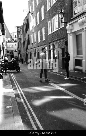 Schwarz-weiß Foto von einem Fotografen ihre Kamera in Soho, London, England, Vereinigtes Königreich, Kredit: London Snapper Stockfoto