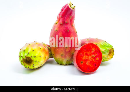 Frische reife Kaktusfeigen auf weißem Hintergrund. Stockfoto