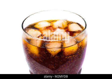 Blick von oben auf die Cola Softdrink mit Eis im Glas auf weißem Hintergrund Stockfoto