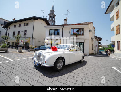 Udine, Italien vom 9. Juli 2016: Der Daimler 2,5 V 8 war ein 4 Tür in Coventry, England aus dem Hause Daimler. Ende des Jahres 1962 gestartet. Es war im Wesentlichen ein Rebadged Ja Stockfoto